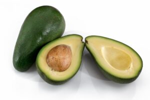 Avokado-kalorier En hel avokado og en avokado delt i to.