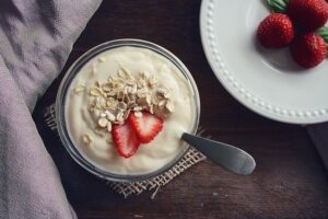 Yoghurt med jordbær og strø